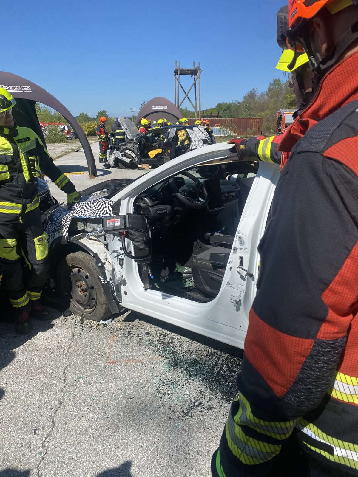Tehnično reševanje ob prometnih nesrečah električnih in hibridnih vozil